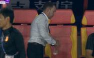 关于波尔图场边指挥情绪激动，莱比锡队员怒摔水瓶的信息